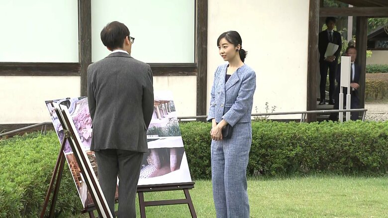 「国際陶磁器フェスティバル」で400年前の安土桃山時代の地上式窯の説明などを受けられる佳子さま