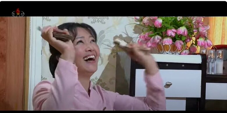 札束を両手に握る農民の女性