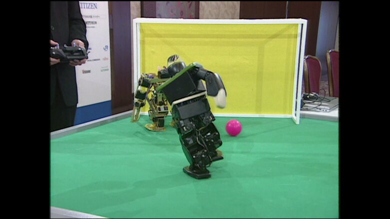 ロボットサッカーのデモンストレーション（大阪市）