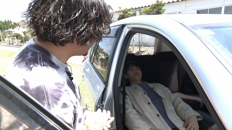 運転席に横たわってみる飛世アナウンサー