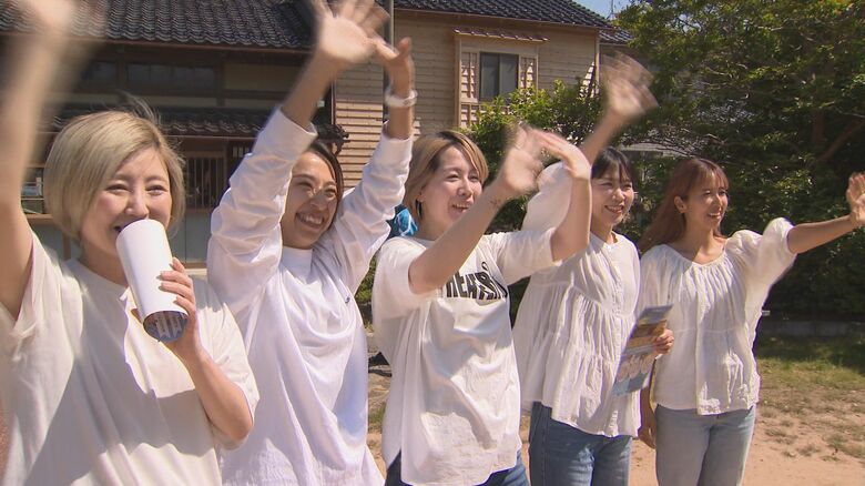 子供たちを歓迎するオカンたち