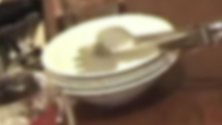 食後、片づけやすいようにと食器を重ねることが迷惑に？（イメージ）