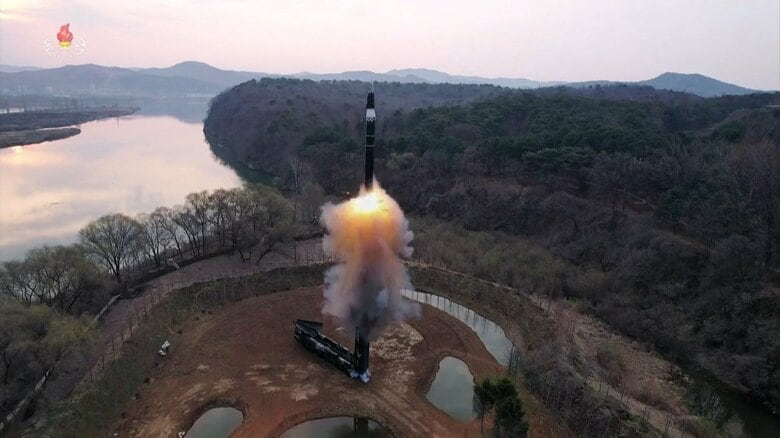 ミサイル発射筒から打ち出された火星16ナ(火星16B)極超音速滑空体ミサイルが第一段の噴射開始の瞬間。