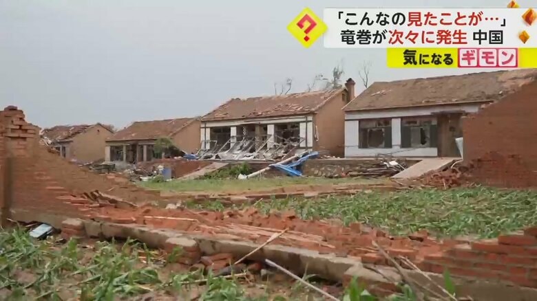 民家の屋根の瓦がわずかしか残っていない