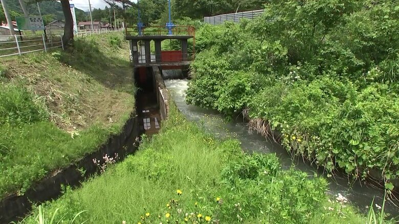 南部の水路（左）には水が流れていない