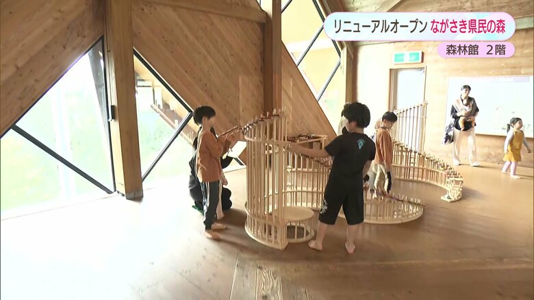 ボールを転がしながら音を奏でる「巨大木琴」