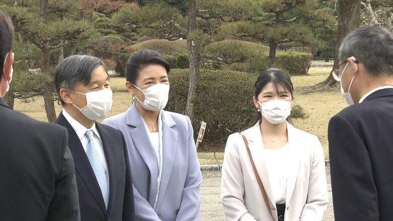 両陛下、愛子さまは、出迎えた人たちと笑顔で挨拶をされた（5日午後 栃木･御料牧場）