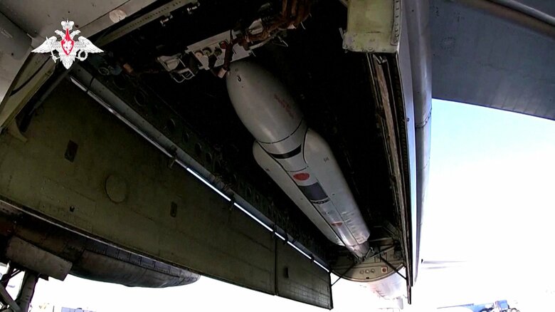 Kh-55SM巡航ミサイルの訓練弾を搭載したTu-95大型爆撃機。