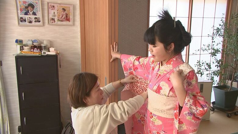 卒業式当日朝、智桜さんの着付けをする母の智恵さん
