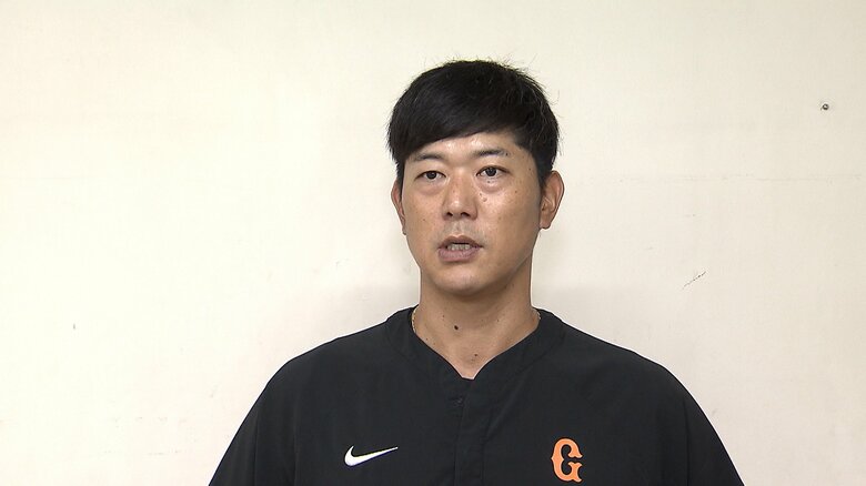 フジテレビのユニインタビューに応じる内海コーチ