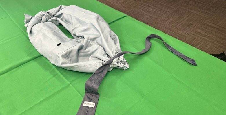 ペットボトルとズボン、ネクタイで救命胴衣（特集班撮影）