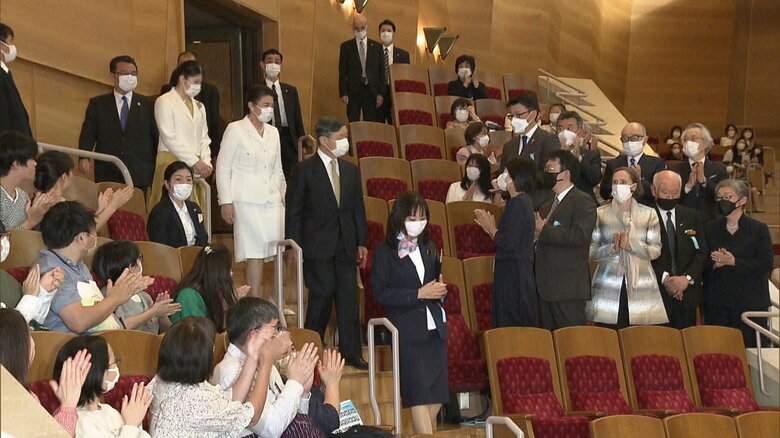 両陛下と愛子さまは、観客の盛大な拍手で迎えられた