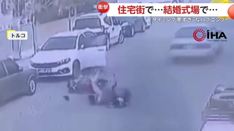 開いた車のドアにバイクが激突する瞬間（4月15日、トルコ）⑤