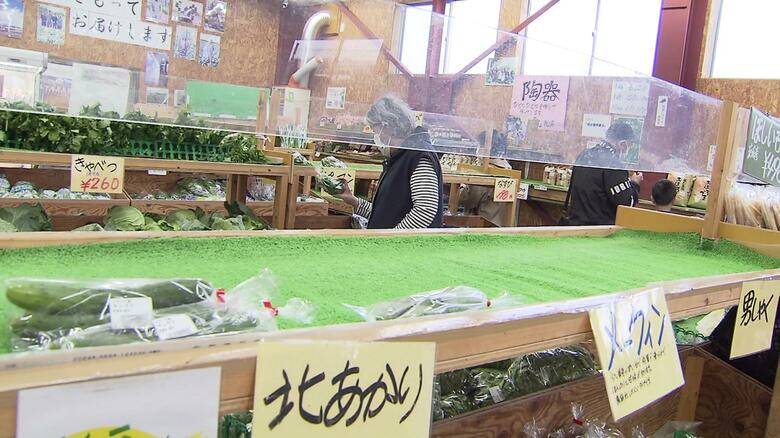 新鮮な品が並ぶ一方で空の棚も目立っている