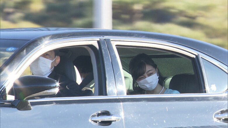 車の窓を開けて、にこやかに手を振られる佳子さまと悠仁さま