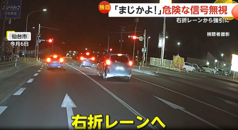 交差点にさしかかるとウインカーを出して右折レーンへ移動した車