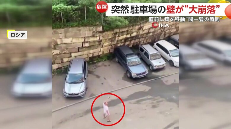 指をさして何かを訴える男性（IHA）