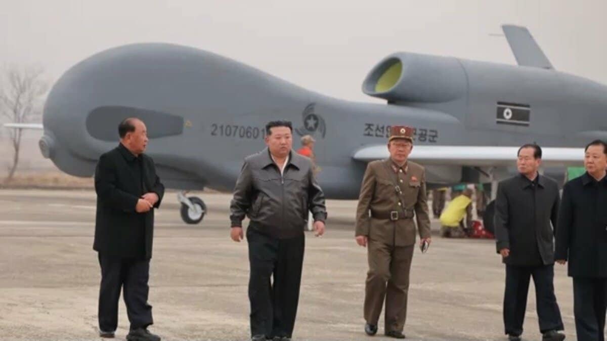 北朝鮮・金正恩総書記が「自爆型ドローン」試験を視察する姿が公開