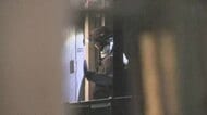 警察が玄関から突入 同居女性を人質に約14時間アパートに立てこもった男を現行犯逮捕 大阪・枚方市