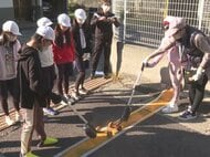 5mは赤 10mは黄色など…尾鷲市の小学生が津波避難の目安となる標高ラインを道路に色づけ “南海トラフ”で最大17m予想