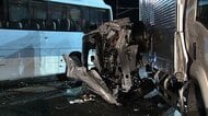 県道でトラックやマイクロバスなど4台絡む事故　横転した車の60代男性死亡　衝突した車の20代男性重体　福岡・粕屋町