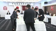 自民党総裁選 岩手県連 党員票の開票作業