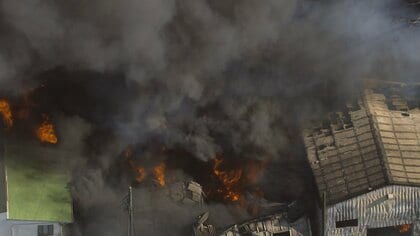 【続報】建物9棟に延焼…火は周辺の林に燃え広がる　工場火災で消防車など15台以上出動し消火活動　神奈川・綾瀬市