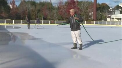 	冬へまた１歩…津山市の屋外スケート場でリンクに氷張る作業進む　７日オープンへ【岡山】