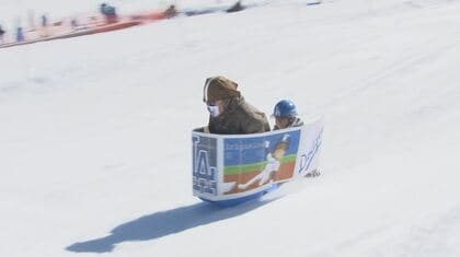 霧ヶ峰スキー場で「ソリ人間コンテスト」　オリジナルのソリの独創性や滑走中のパフォーマンスなど競う　長野・諏訪市