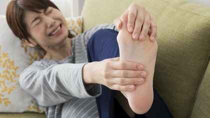 お酒を飲みすぎたら「こむら返り」に…運動不足だと要注意？メカニズムと予防のポイントを医師に聞いた