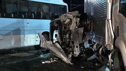 県道でトラックやマイクロバスなど4台絡む事故　横転した車の60代男性死亡　衝突した車の20代男性重体　福岡・粕屋町