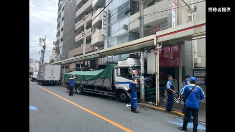 「結構なスピードで…」トラックが商店街の歩道に乗り上げ　ガードレール突き破り電柱に激突　東京・JR西荻窪駅付近