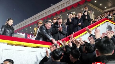 金正恩総書記と“娘”のジュエ氏が軍事パレード観覧　朝鮮労働党大会では核兵器開発推進方針示す