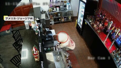 まるで“忍者”…侵入の白パーカー男が身を隠すも何も取らず逃走　黒パーカーの2人組高級バッグ泥棒は犯行失敗　アメリカ