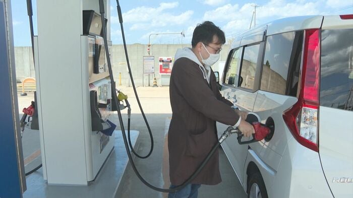 給油するドライバー