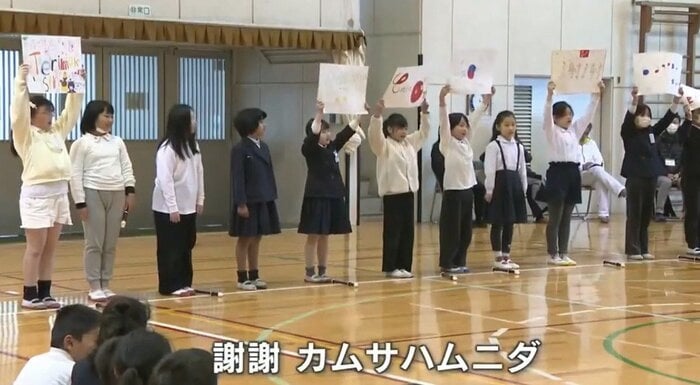 それぞれの国の「ありがとう」を掲げる子どもたち