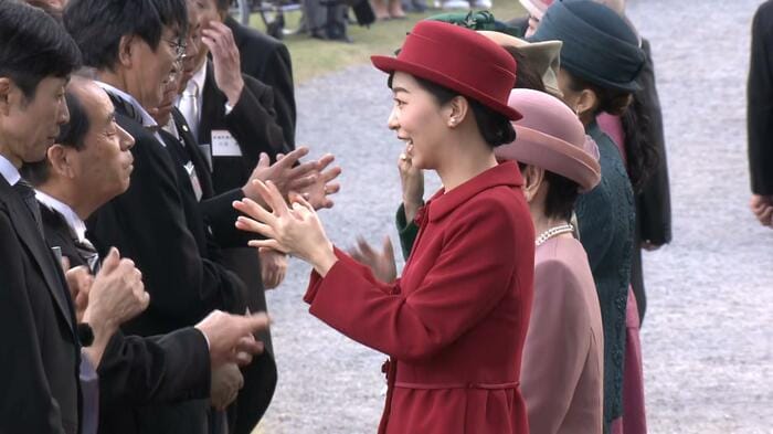 石野富志三郎さんと手話で会話される佳子さま