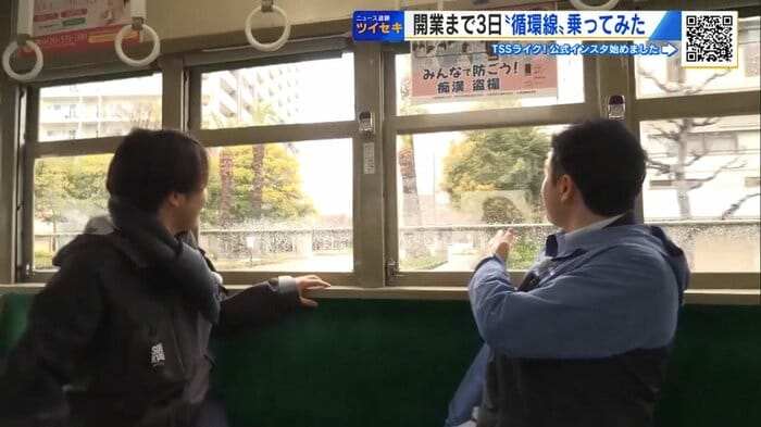 沿線の広島大学法学部を眺める2人