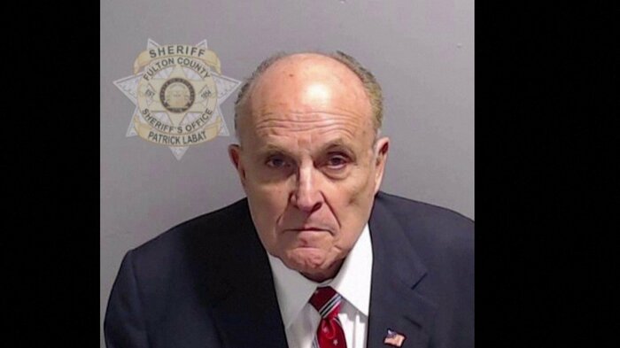 トランプ氏もこのような写真を撮影・公表される見通し(写真はトランプ氏の元顧問弁護士・ジュリアーニ元NY市長 23日ジョージア州)