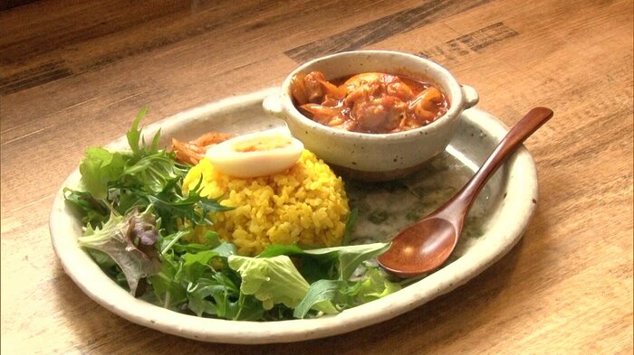 独自にスパイスを配合した本格カレー