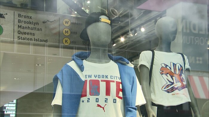 胸に赤字で大きく「VOTE」と書かれたPUMAのTシャツ