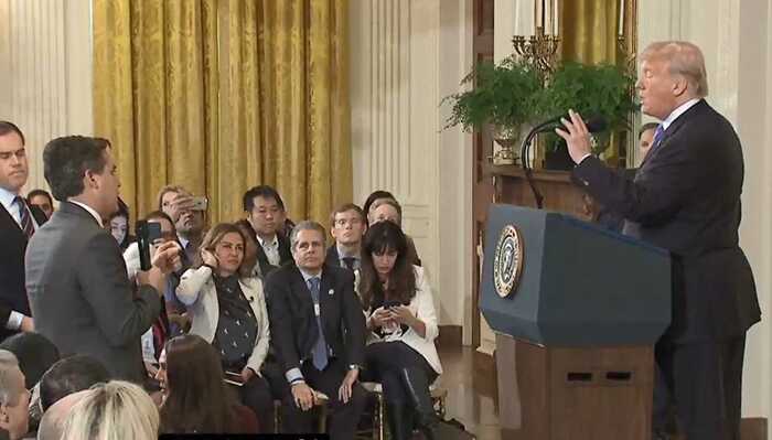 会見でトランプ大統領に質問するCNNのジム・アコスタ記者