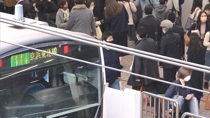 3連休明けて混雑する大井町駅のホーム