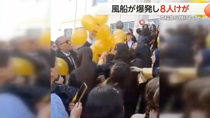 風船を受け取る卒業生(IHA)