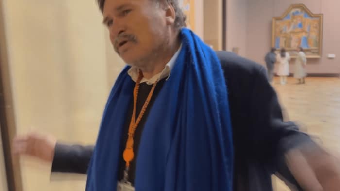 「閉館！閉館です！！ 閉めます。出口へ…」　