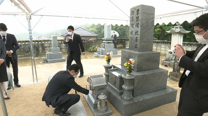 墓参りに訪れた岸田首相(26日午後 東広島市)