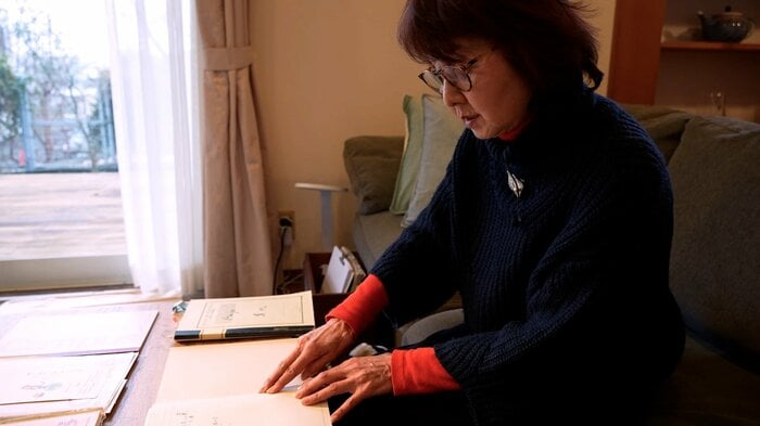 捜索ノートを開く母・万里子さん