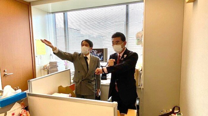 聴覚障がいをもつ秘書の川﨑多津也さん(右)は映画制作から政治の世界に転身した
