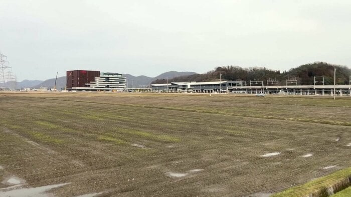 駅周辺には田んぼが広がる