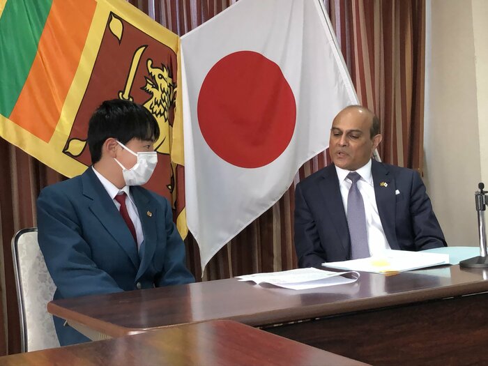 横溝涼太さん(左)とグナセーカラ駐日スリランカ大使(右)